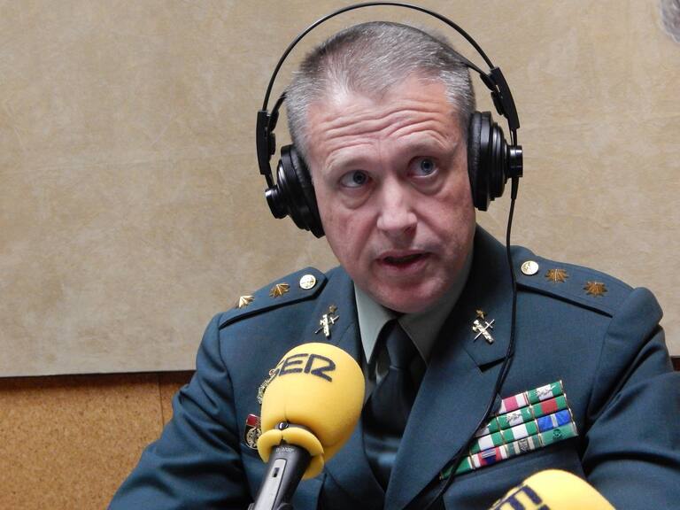 Francisco Javier Vélez en los estudios de Radio Huesca- Cadena SER