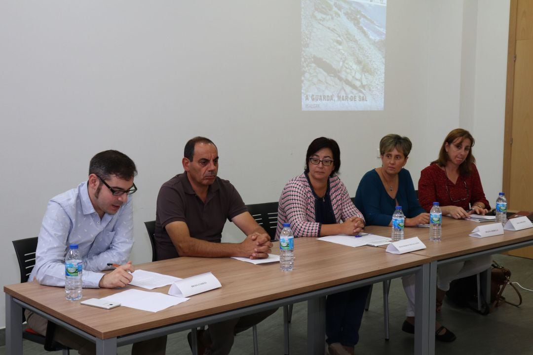 Brais Currás (izq.), coordinador del proyecto, junto a los concejales Xabier Crespo y Montse Magallanes.