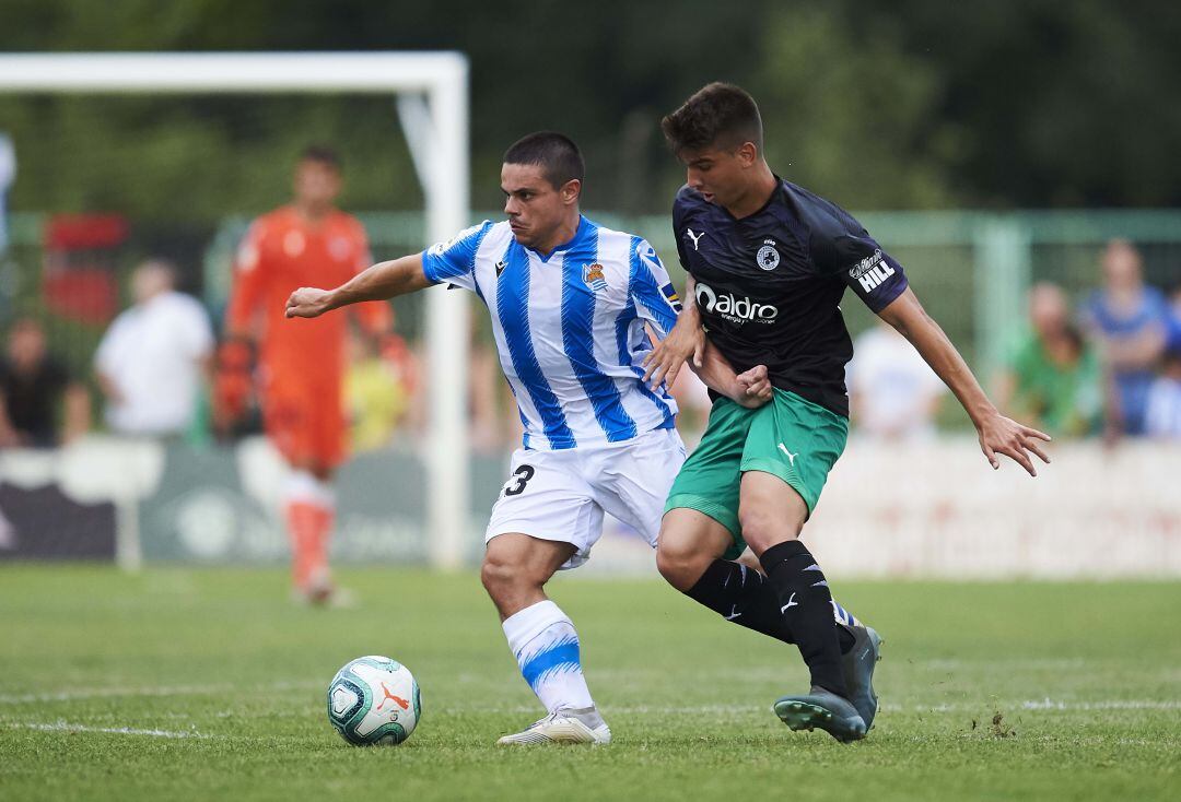 Siverio lucha ante Sangalli por un balón en el amistoso ante la Real Sociedad la temporada pasada