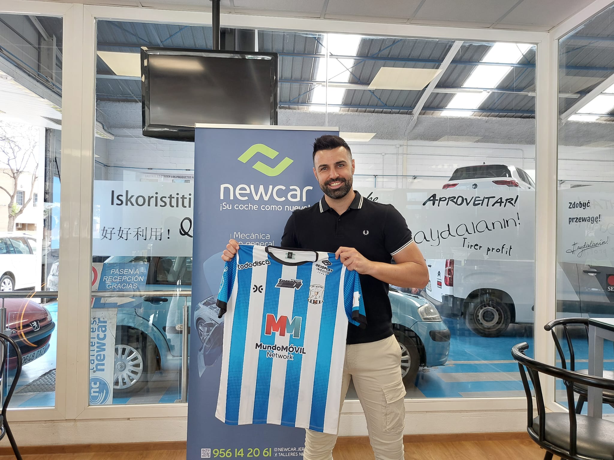 Jon Erik posando con la camiseta del Jerez Industrial