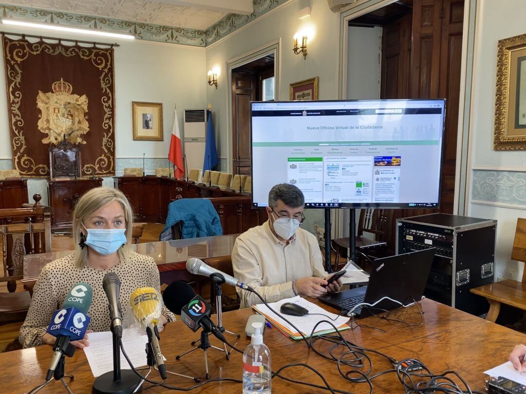 Susana Herrán y Benjamín Cogollos, responsable del Departamento de Informática. 