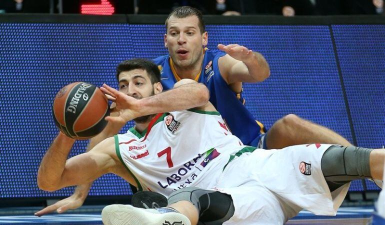 Toko Shengelia y Sergey Monia en el partido de Euroliga de Moscú.