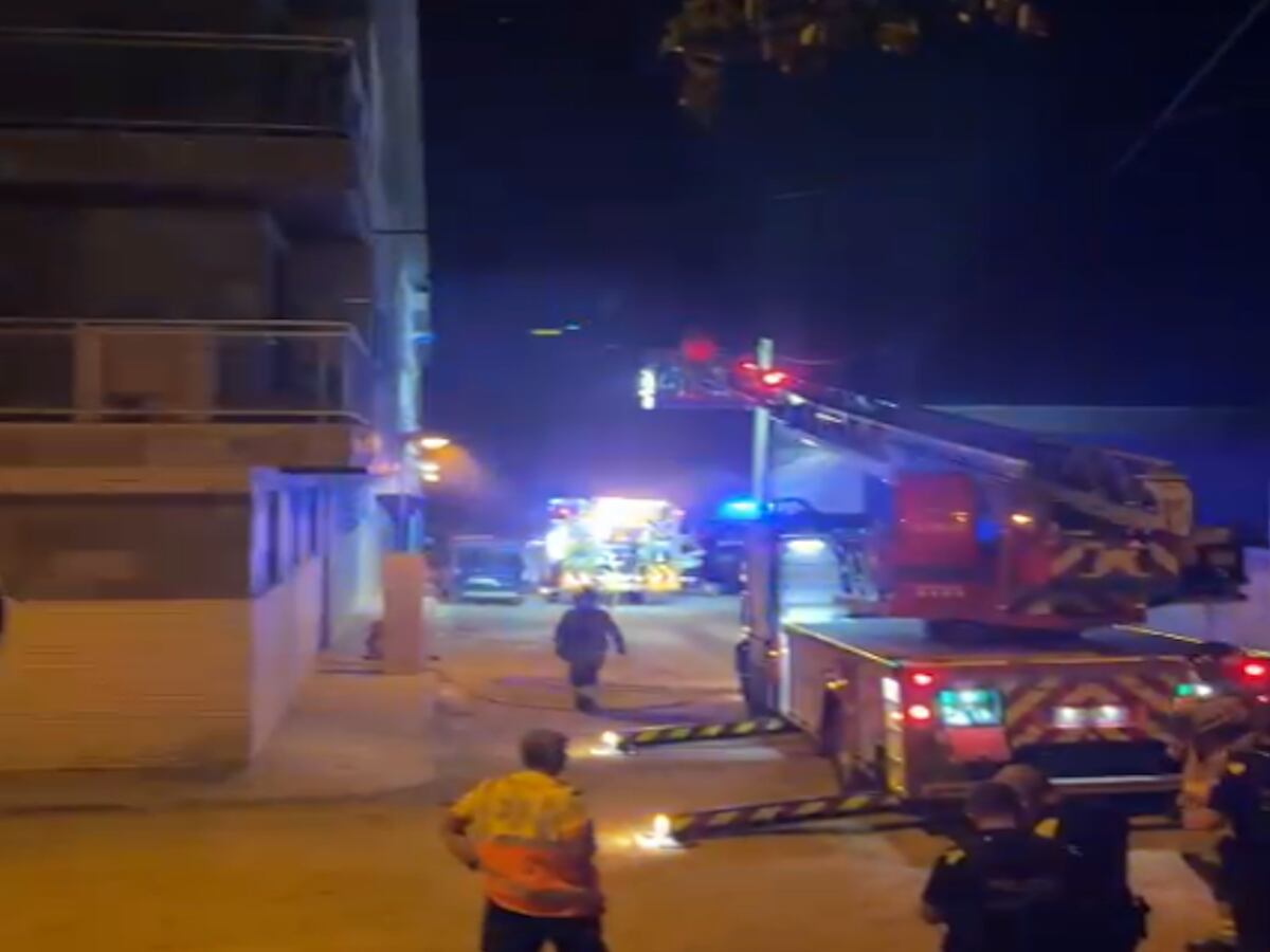 Un moment de l&#039;operatiu per l&#039;extinció i rescat de persones amb autoescala d&#039;un edifici de Llívia on hi ha hagut un incendi aquesta matinada.