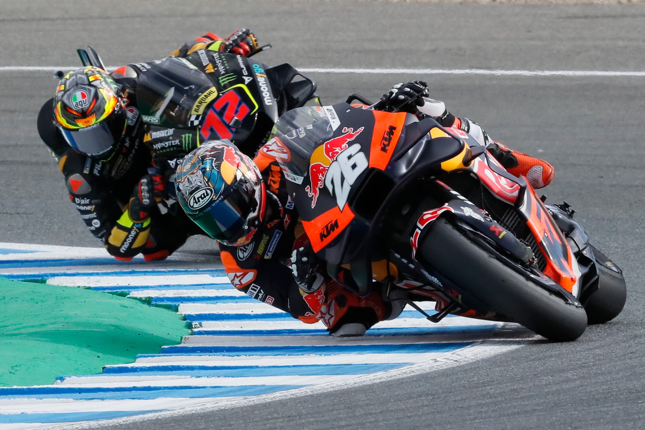 El español Dani Pedrosa (d), Red Bull KTM Factory Racing, y el italiano Marco Bezzecchi (i), Mooney VR46 Racing Team, en el Circuito de Jerez. EFE/ José Manuel Vidal