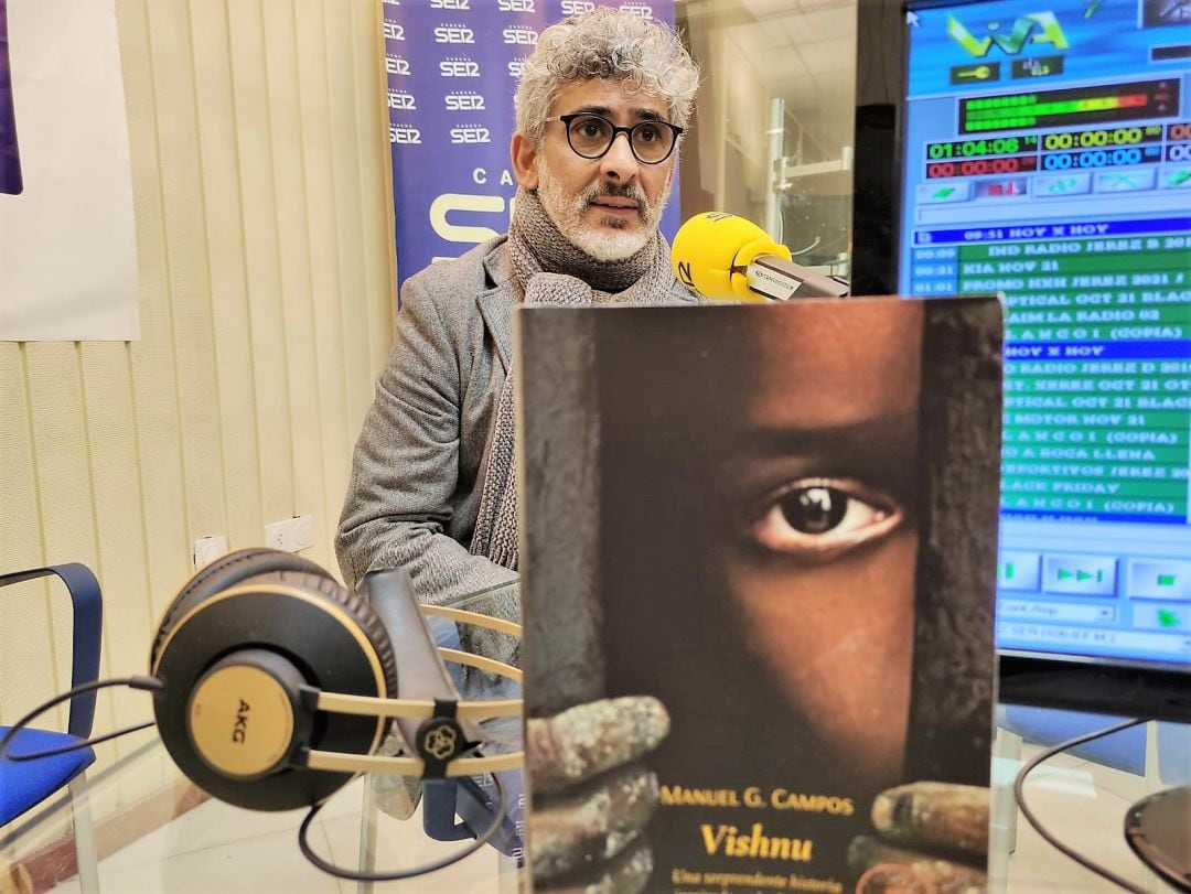 Manuel G. Campos, en los estudios de Radio Jerez presentado su libro Vishnu