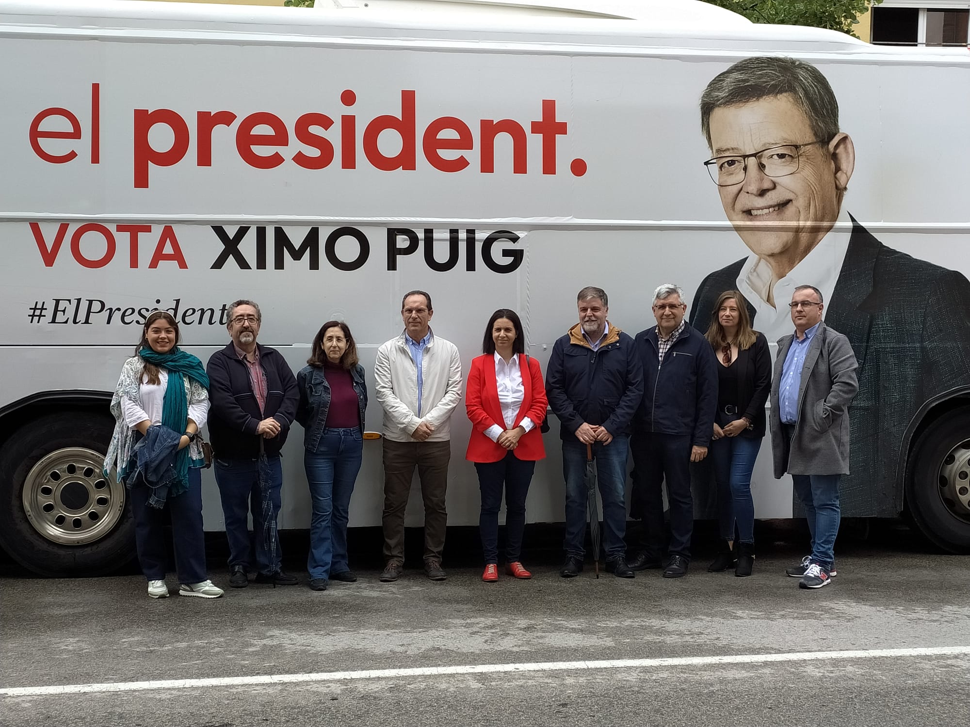 Candidatos del PSOE de Villena con el autobús de Ximo Puig