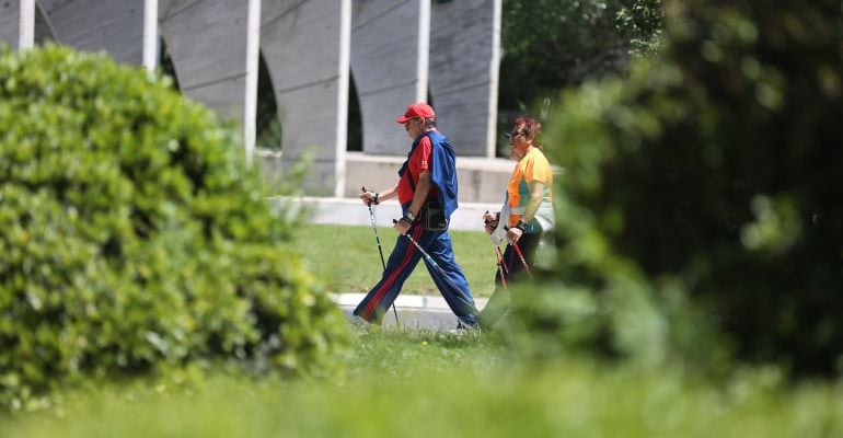 Dos personas haciendo senderismo en una zona verde de Alcobendas