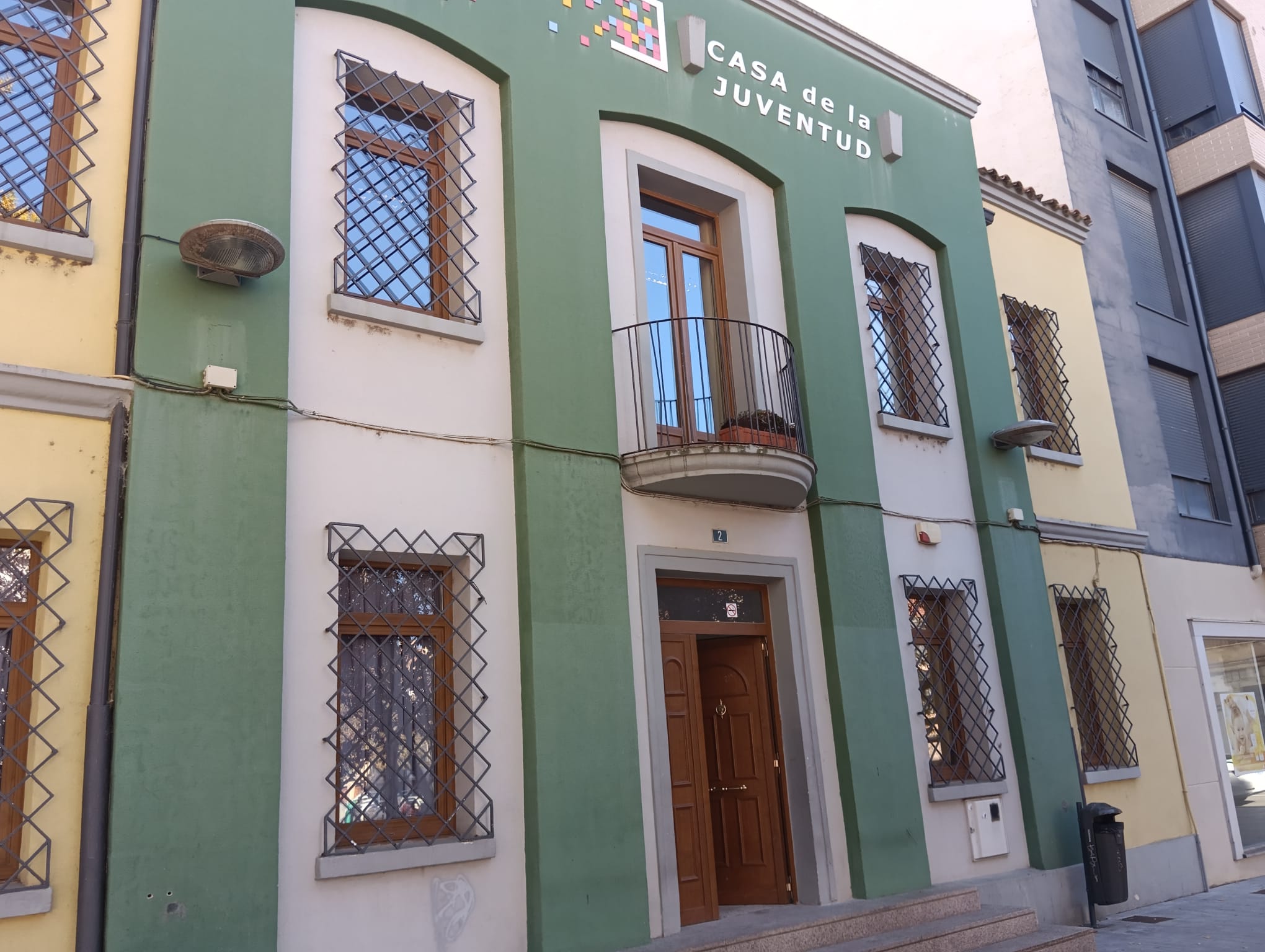 Fachada del edificio, que conserva su logotipo antiguo