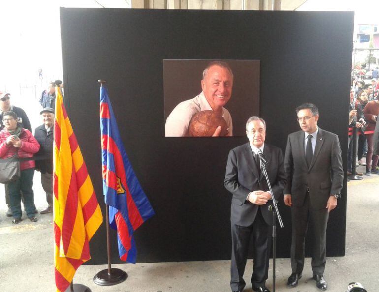 Florentino Pérez rinde homenaje a Cruyff junto a Josep María Bartomeu en el espacio de condolencias del Camp Nou