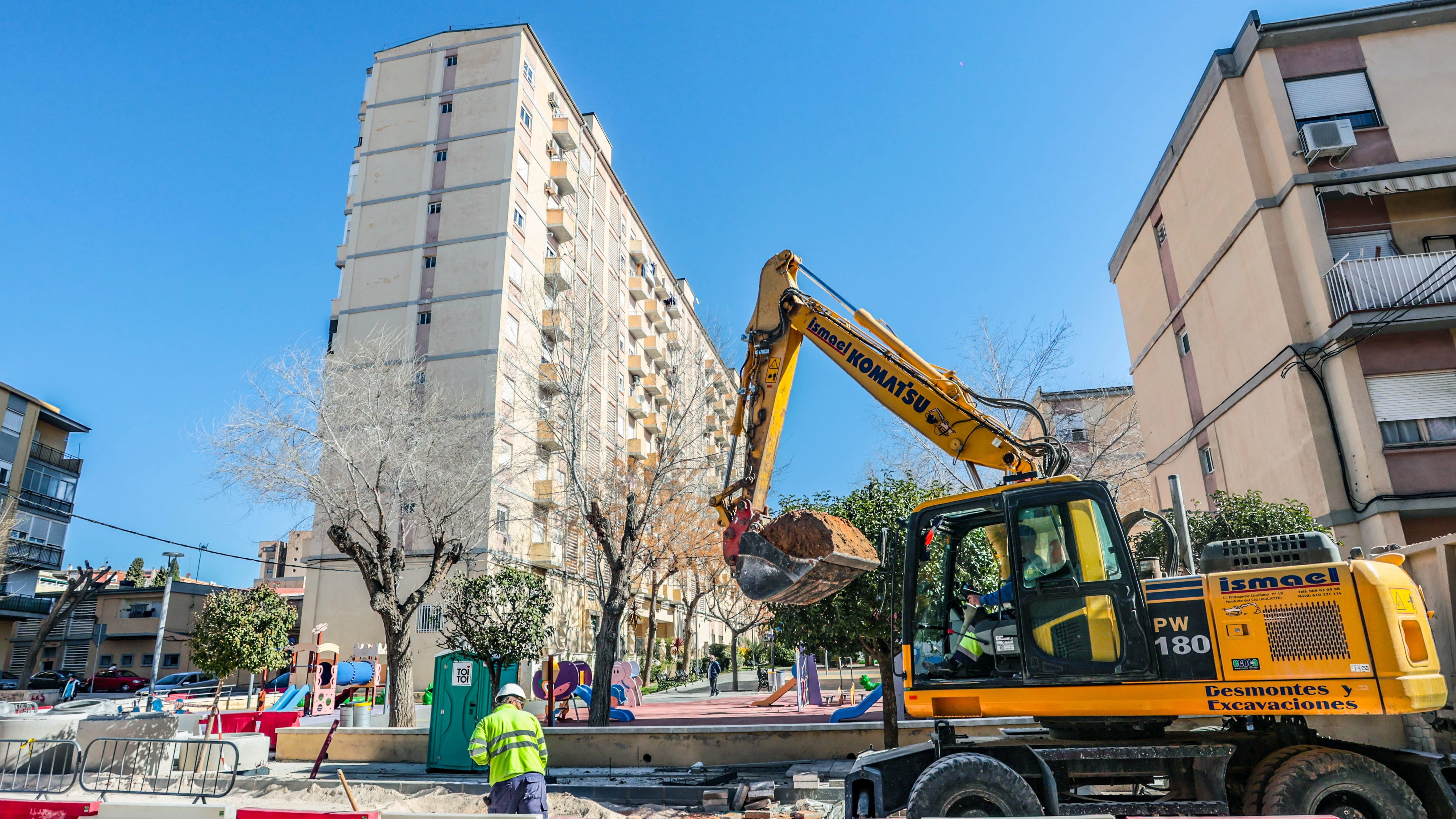 Una de las excavadoras que realizan obras en la zona enganchó uno de los cables que suministran la luz a los vecinos