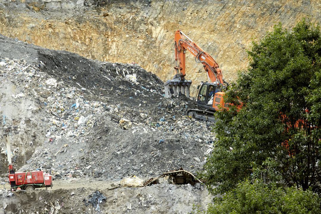 Vista general de la zona donde trabajan en las labores de búsqueda bajo los escombros del vertedero de Zaldibar, que se derrumbó el pasado 6 de febrero. 