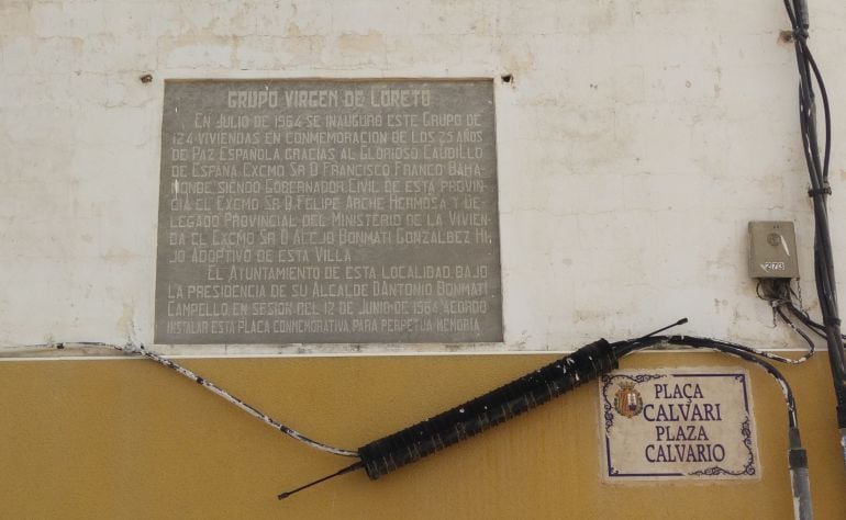 El Pleno decide por unanimidad retirar los símbolos franquistas como esta placa de 1964