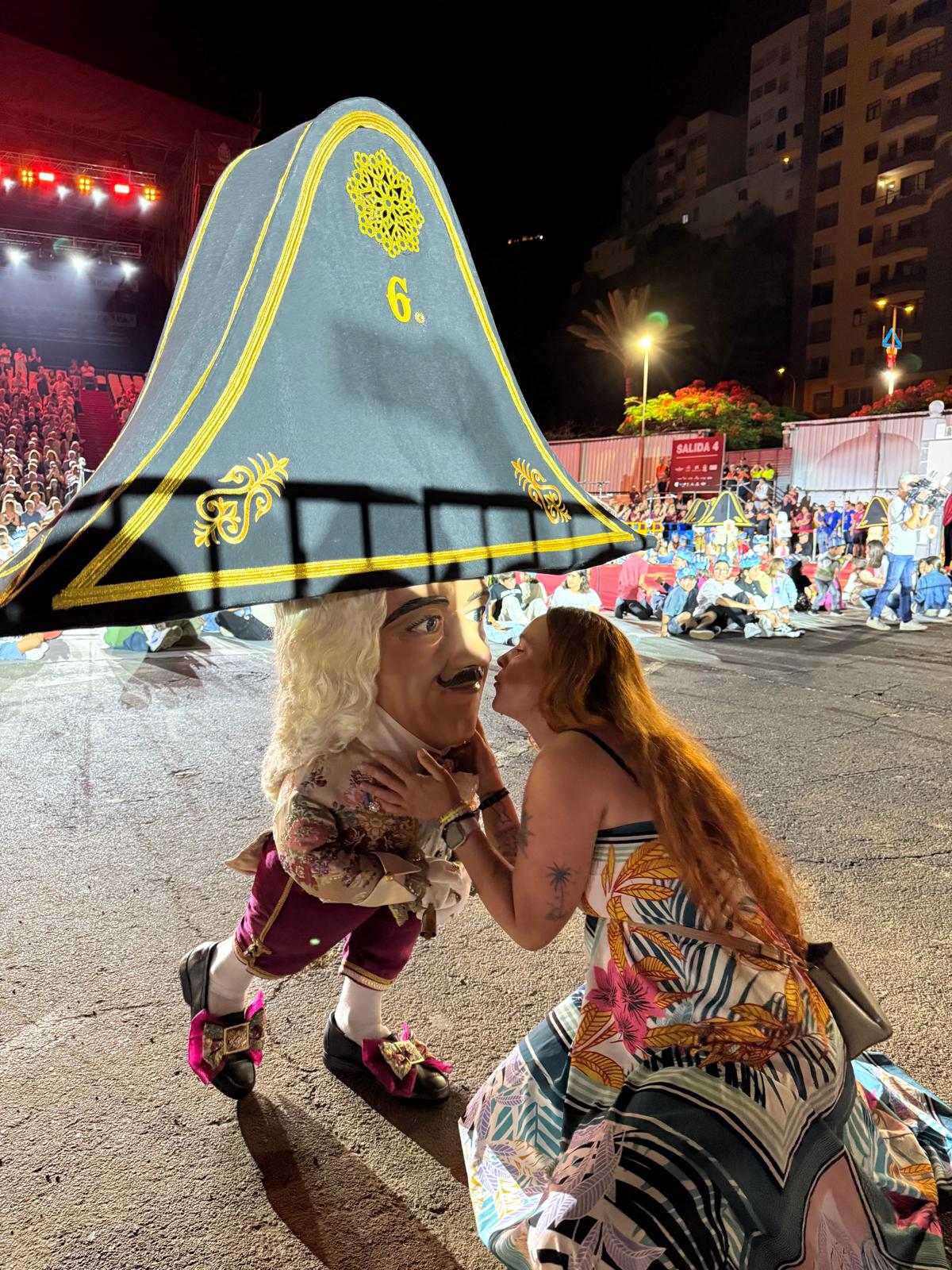 Un beso a Jon caracterizado de enano