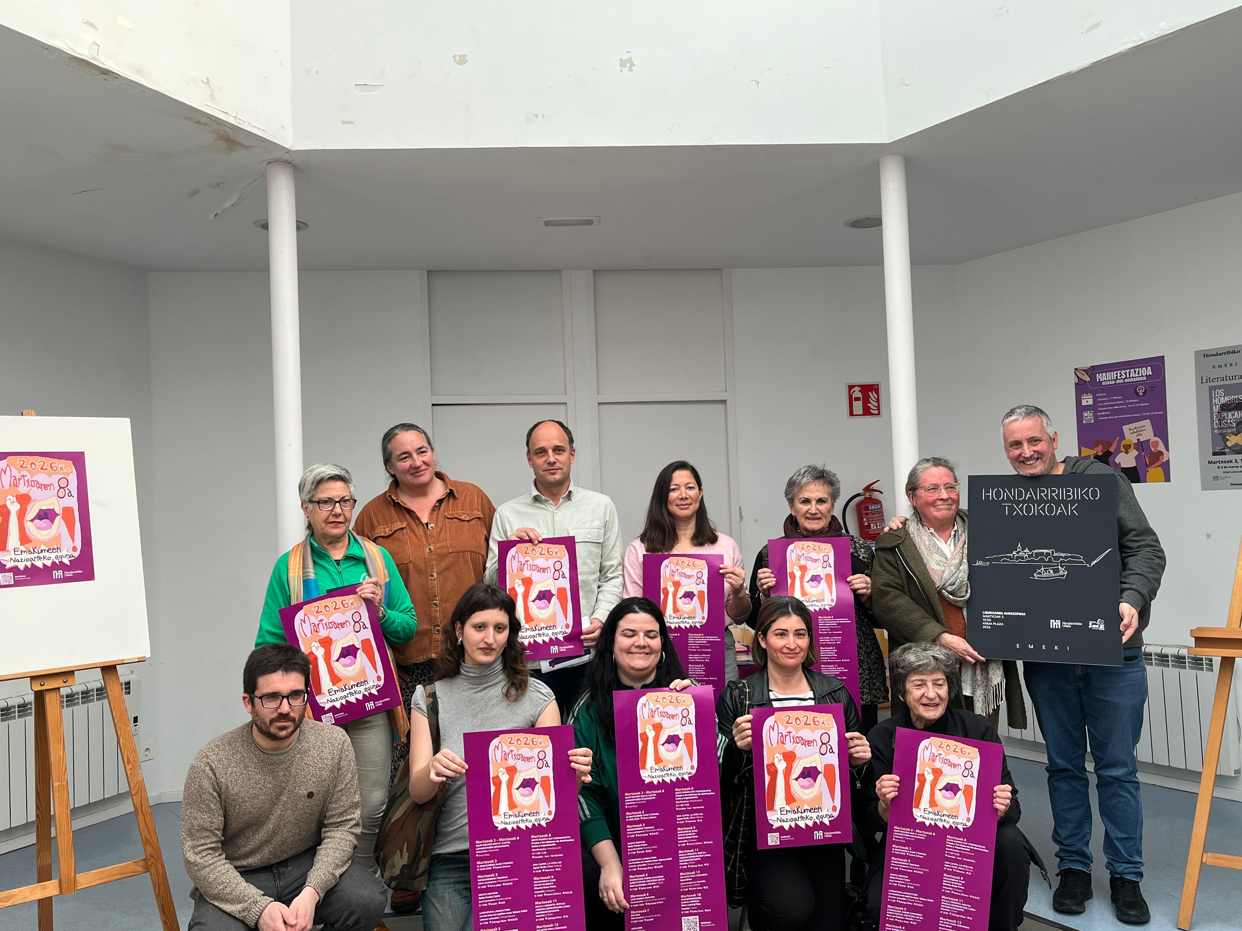 Representantes municipales y colectivos feministas durante la presentación de las actividades.