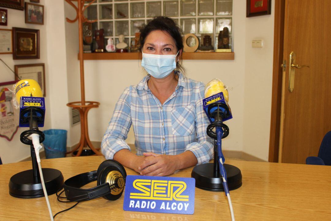 Maite Velázquez, en el estudio central de Radio Alcoy