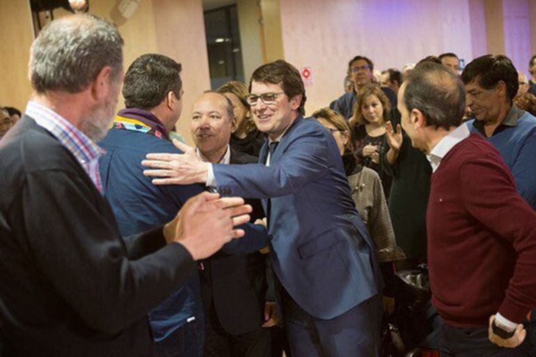 El presidente del PP en Castilla y León saluda a un militante de Zamora