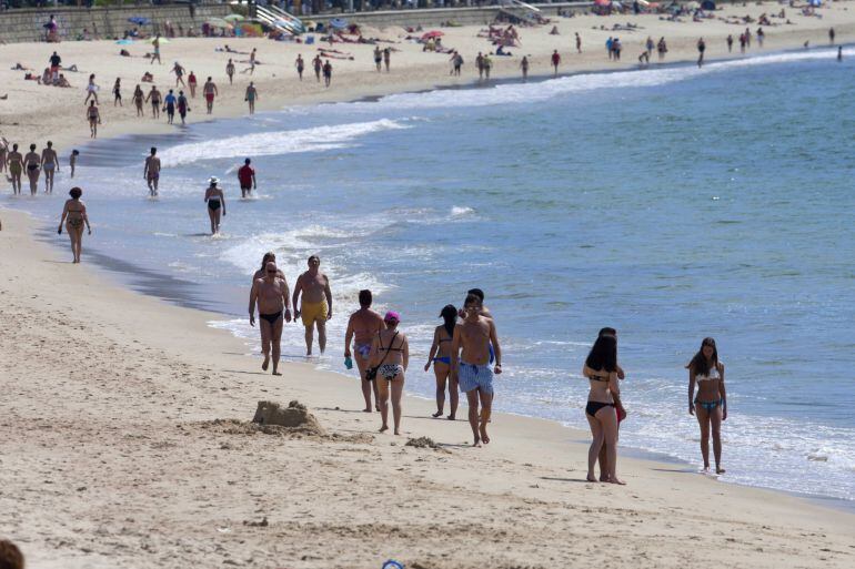 Gente paseando por una playa de Galicia de las Rías Bajas. 
 