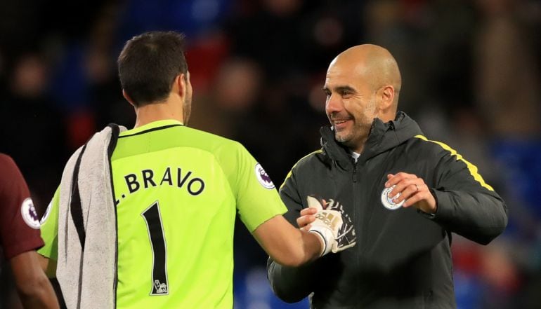 Pep Guardiola saluda al guardameta chileno, Claudio Bravo.