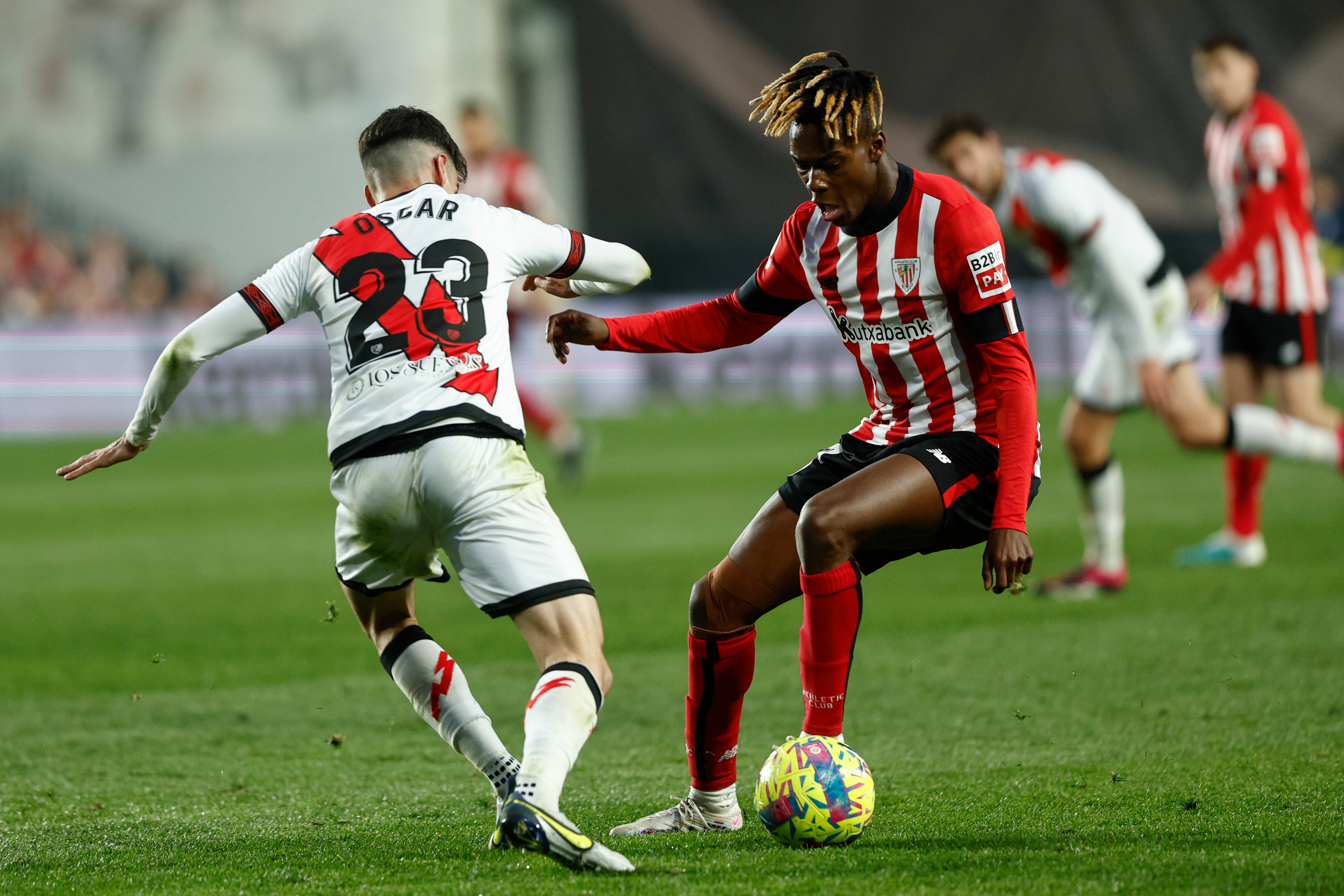 MADRID , 05/03/2023.- El centrocampista del Athletic Nico Williams (d) trata de escapar de Óscar Valentín, del Rayo Vallecano, durante el partido de LaLiga entre el Rayo Vallecano y el Athletic de Bilbao que disputan este domingo en el estadio de Vallecas. EFE/Rodrigo Jiménez
