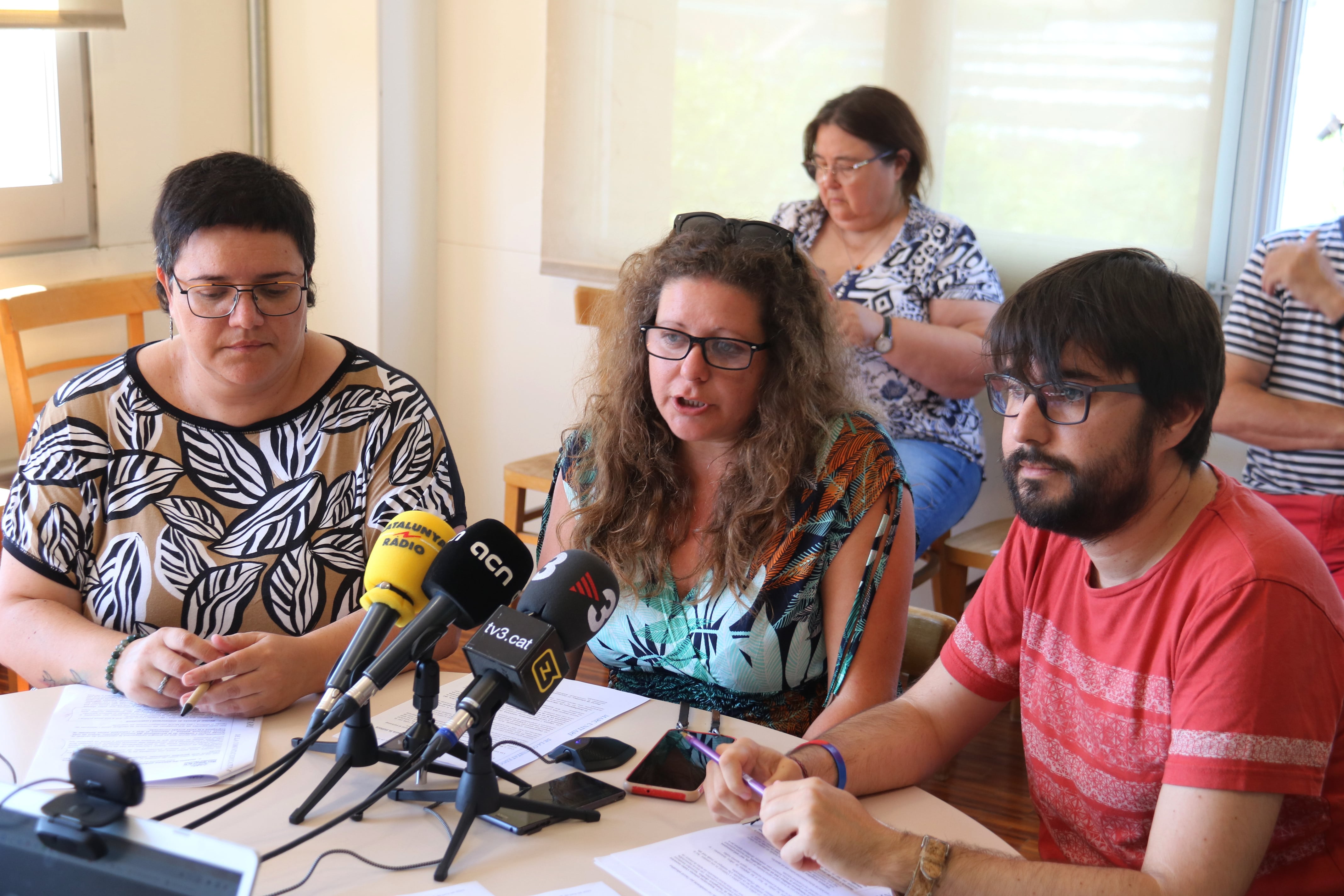 Núria Larroya, de la Federació de Moviments de Renovació Pedagògica de Catalunya; Íngrid Chavarria, de CGT Ensenyament; i Gabino Martínez, de CCOO