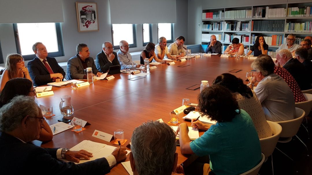 Reunió per impulsar el pacte contra la segregació escolar a la seu del Síndic de Greuges, amb el conseller d&#039;Ensenyament, Josep Bargalló, representants de la comunitat educativa i parlamentaris, el 25 de juliol del 2018