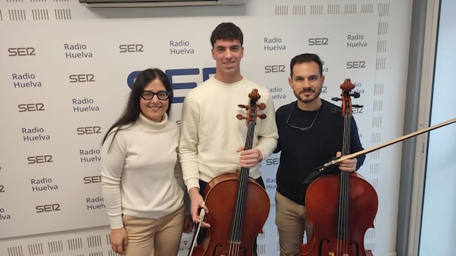 Sergio Lazo, violonchelista junto a los profesores Carlos García y Ana Fernández