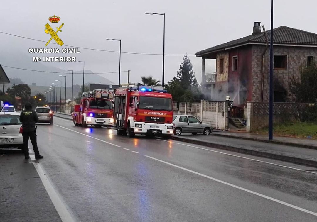 Los bomberos trabajan en la vivienda de Argoños ocupada por el matrimonio de ancianos que ha sido rescatada por un guardia civil fuera de servicio.