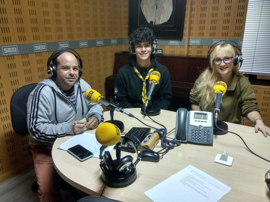 Gaspar García (izq) junto a miembros del grupo Scout Santa Teresa