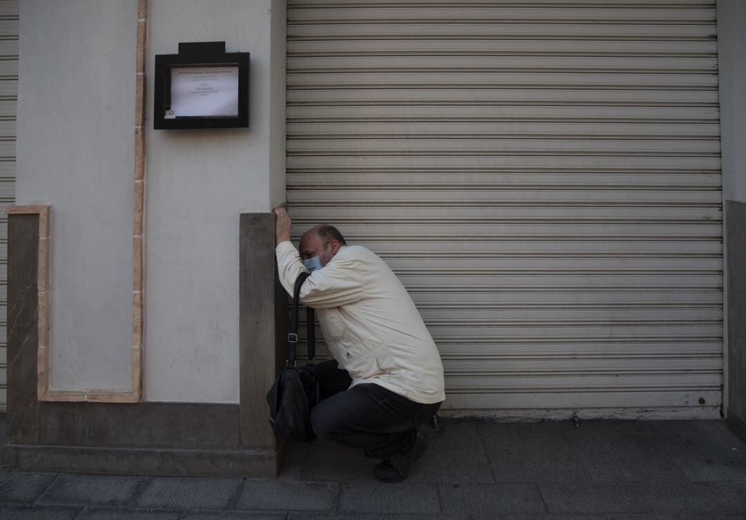 Un hostelero echa la persiana de su establecimiento