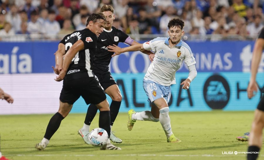 Pau Sans, en una acción del partido ante el Andorra en el Ibercaja Estadio