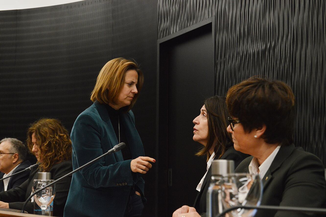 La cònsol major, Rosa Gili, conversa amb la cap de l&#039;oposició al comú d&#039;Escaldes, Anna Garcia, abans de començar la sessió d&#039;aquest dimarts.