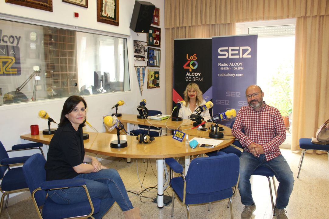 La asesora artística, Mónica Jover; el ponente de la Revista, Pau Acosta, y la concejal de Fiestas, Carol Ortiz