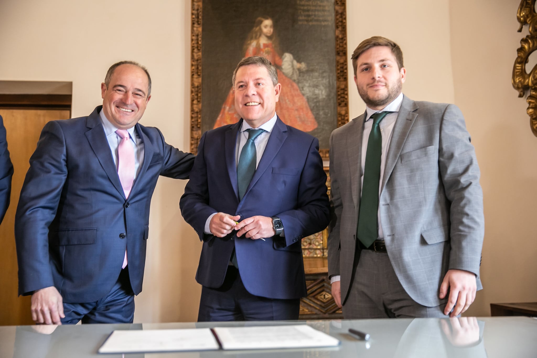 El alcalde de Albacete firma un convenio con la Junta para la remodelación integral de la calle Hermanos Jiménez y la implantación del carril bici