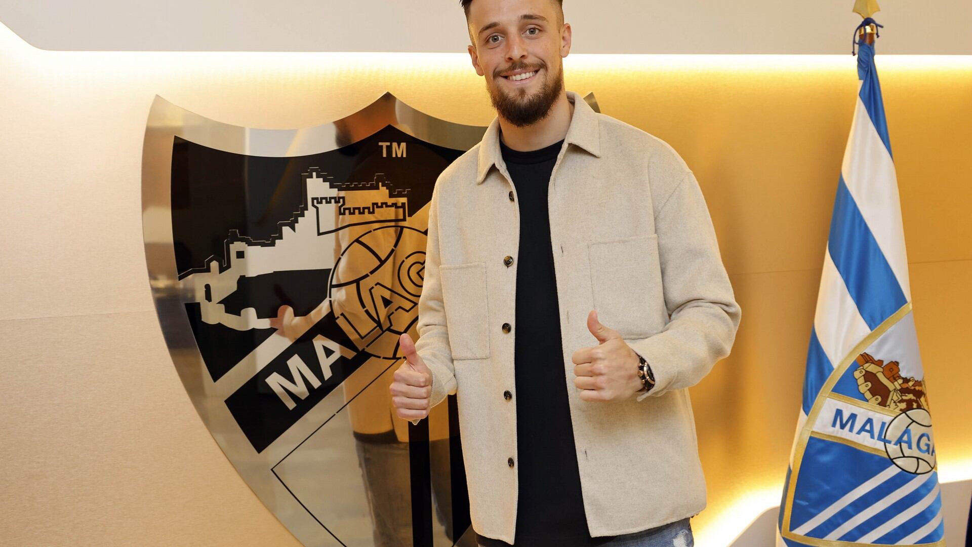 Genaro Rodríguez posa tras firmar su renovación con el Málaga