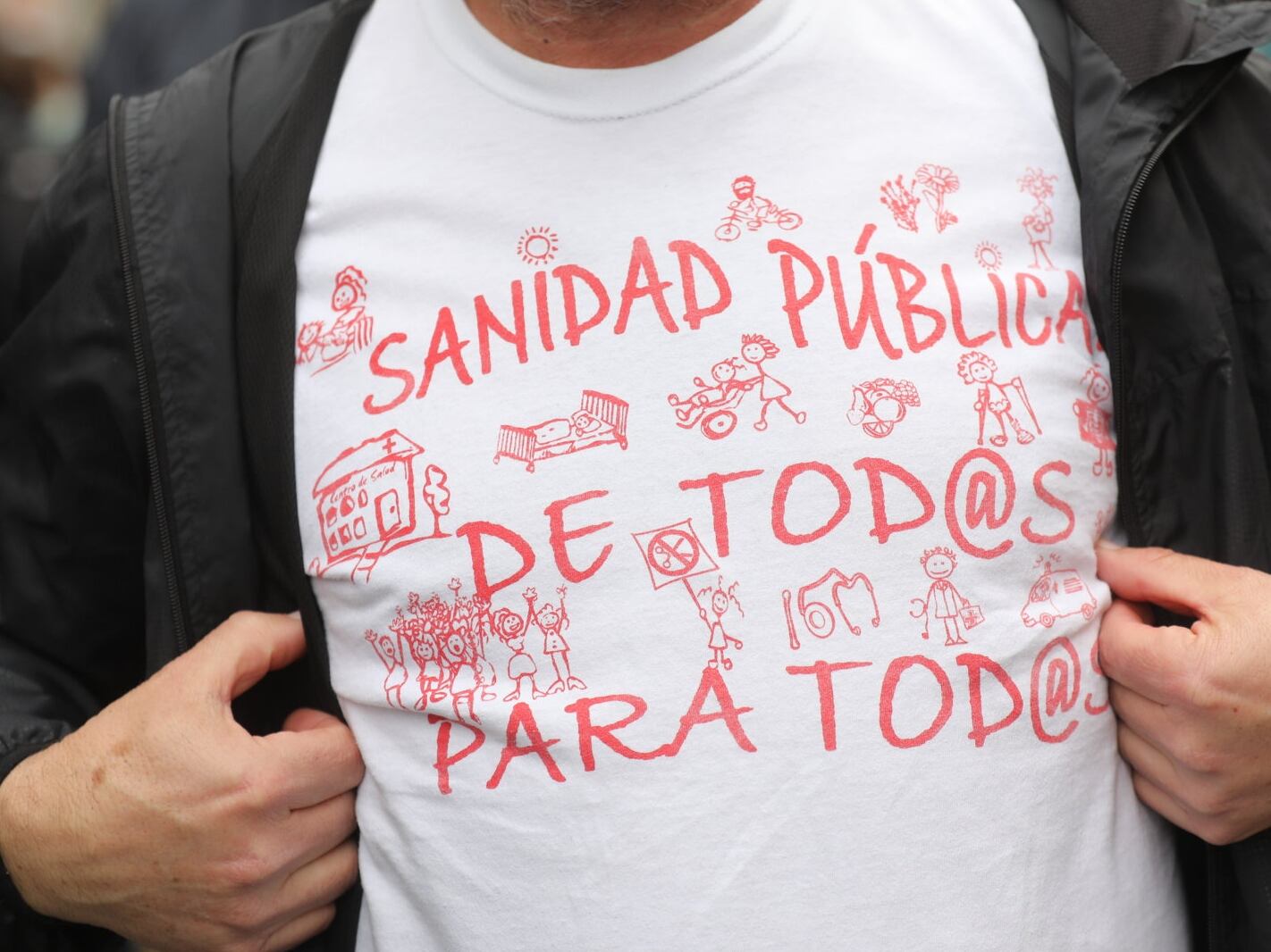 Un hombre, con una camisera que reza &#039;Sanidad pública de todos  para todos&#039;  y &#039;Más sanitarios, muy necesarios&#039;, se manifiestan desde el Ministerio de Sanidad hasta la Puerta del Sol para apoyar la Atención Primaria, a 27 de marzo de 2022, en Madrid (España). Con el lema ‘Salvemos la Atención Primaria’, la concentración ha sido convocada por la Cumbre Social Estatal de UGT, formada por más de 120 organizaciones sociales y sindicales, para denunciar el deterioro de la sanidad pública y para reclamar más recursos económicos y humanos para la Atención Primaria
27 MARZO 2022;SALUD;SANIDAD;ATENCIÓN PRIMARIA;MANIFESTACIÓN;PROTESTA;SANIDAD PÚBLICA;RECORTES SANIDAD;SINDICATOS;LUCHA SINDICAL;COMISIONES OBRERAS;
Isabel Infantes / Europa Press
27/03/2022