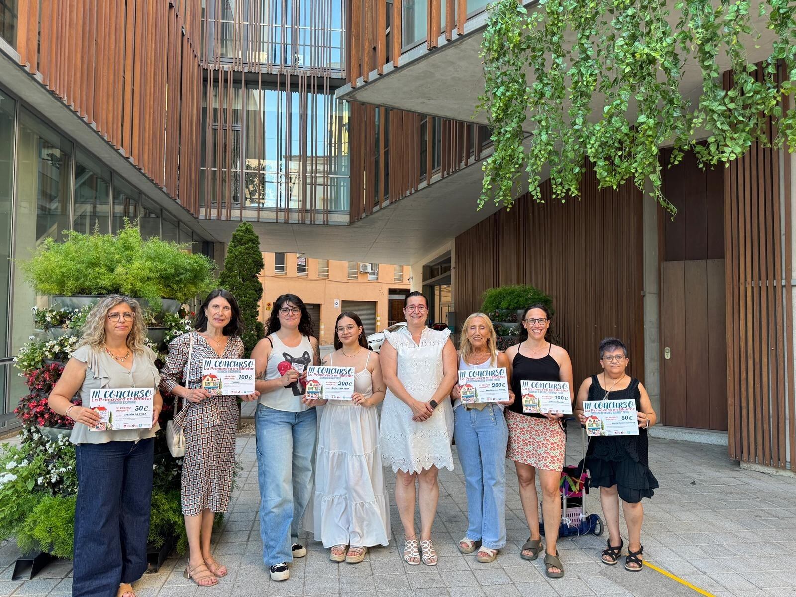Patricia Rivera con los ganadores del concurso. Foto: Ayto de Binéfar