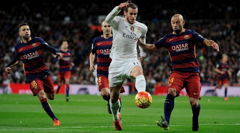 Bale y Mascherano, en un Clásico entre Barcelona y Real Madrid.