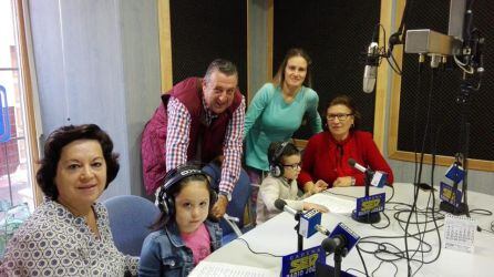 Grupo de alumnos, abuelas, madre y profesor del colegio &#039;Soriano Serrano&#039;