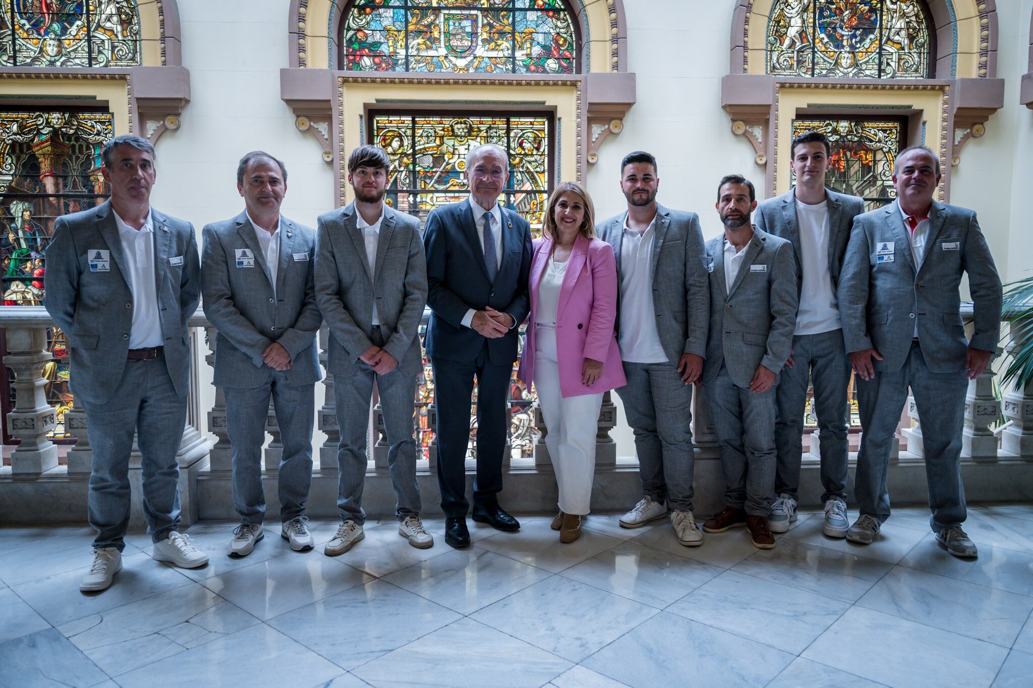 El alcalde de Málaga, Francisco de la Torre, junto a la concejala de Educación, María Paz Flores, los ha recibido este lunes en el ayuntamiento