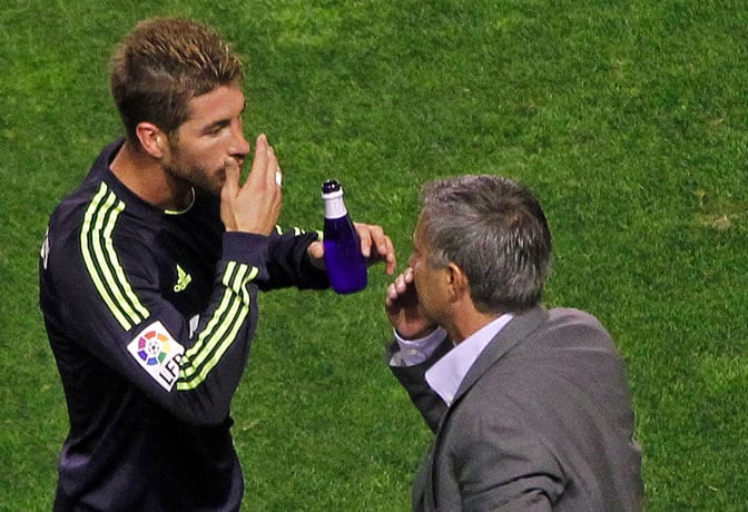 Mourinho da indicaciones a Sergio Ramos durante un partido