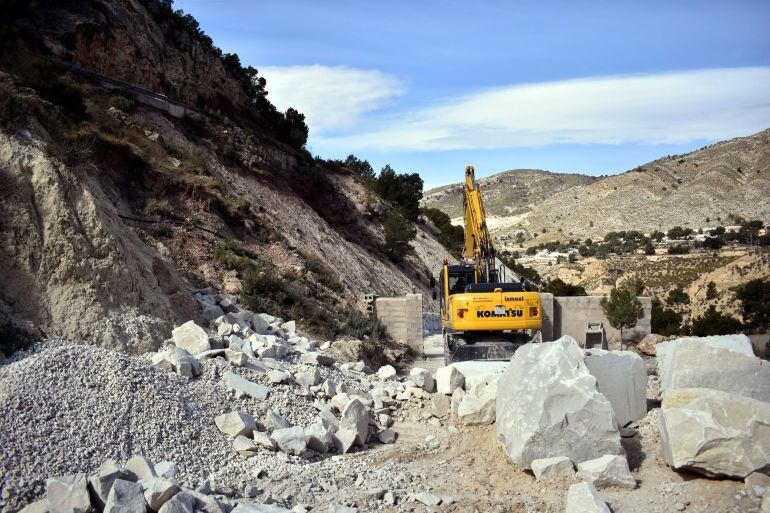 Obras en el camino de la Almadraba