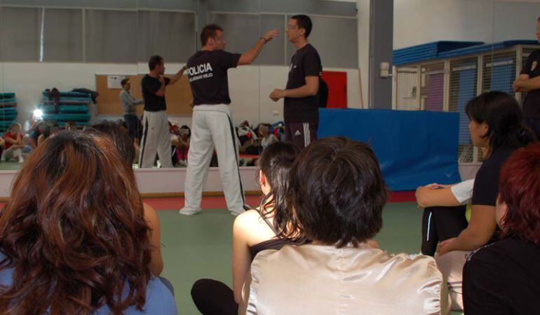 El reconocido y experto en artes marciales Eladio Sánchez imparte el curso de Defensa Personal para enseñar a las mujeres técnicas específicas con las que evitar agresiones o situaciones de violencia