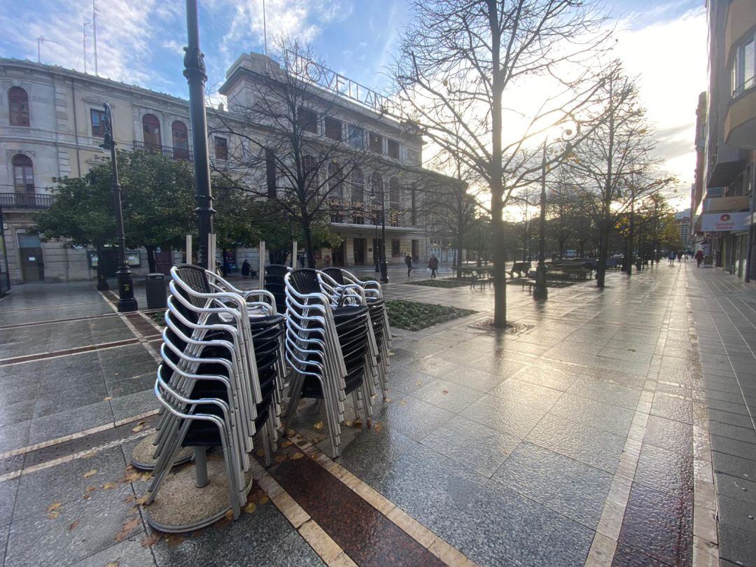 Terrazas delante del Teatro Jovellanos en Gijón.