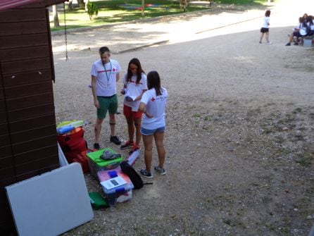 Los voluntarios de Cruz Roja ultiman los preparativos de la jornada a primera hora de la mañana