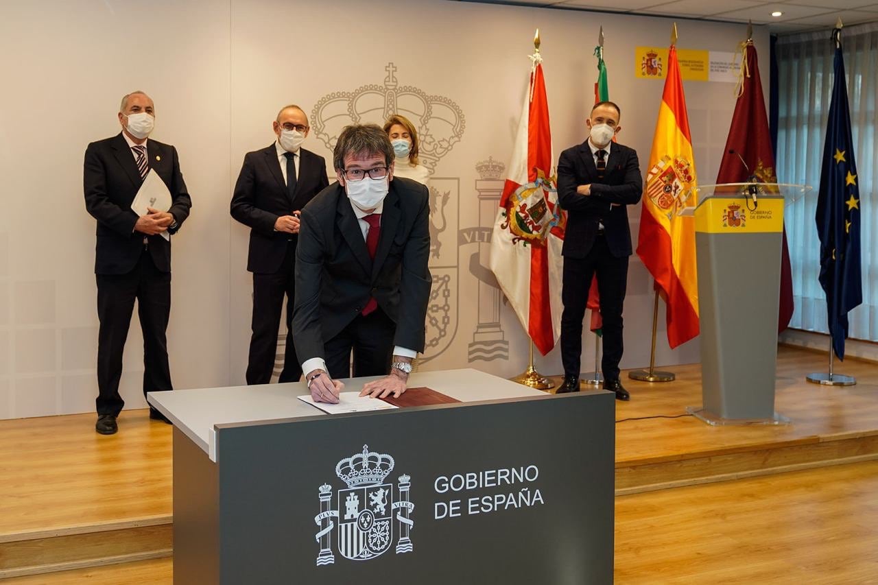 El alcalde de Vitoria, Gorka Urtaran estampa su firma en el protocolo