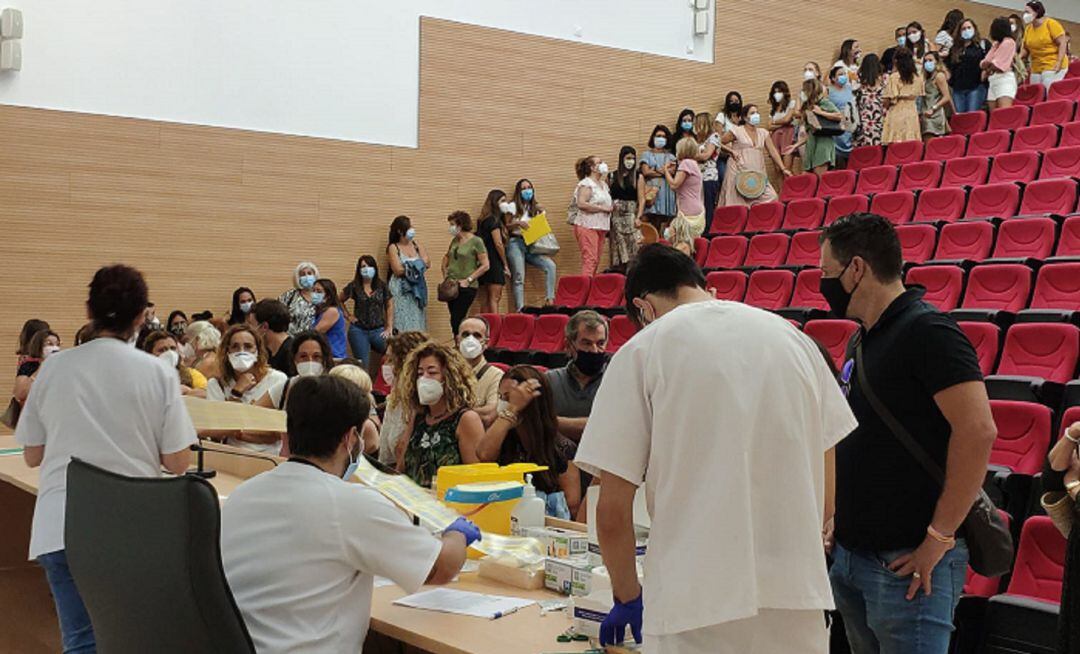 Espera de los docentes para las pruebas PCR.