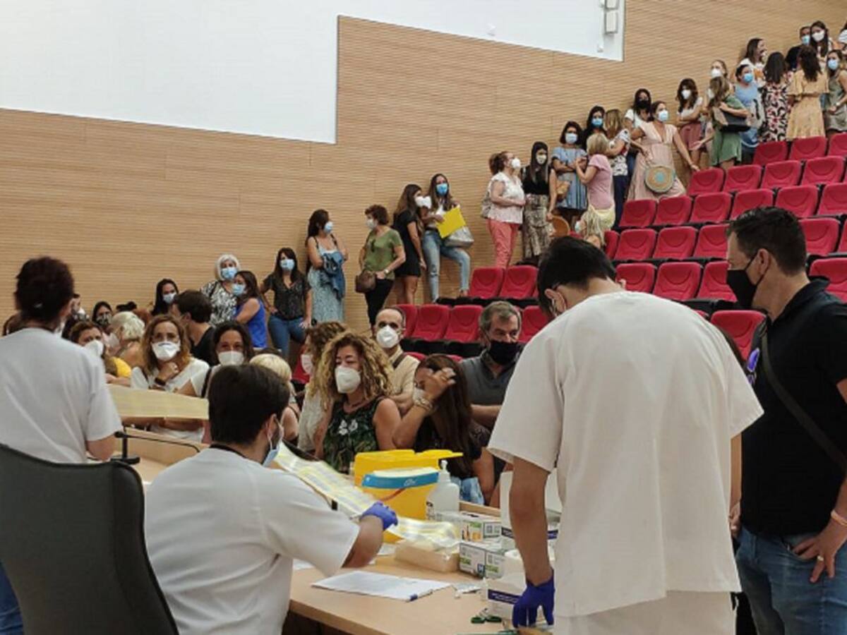 CCOO denuncia las colas de los docentes para realizarse las pruebas PCR en Algeciras y La Línea