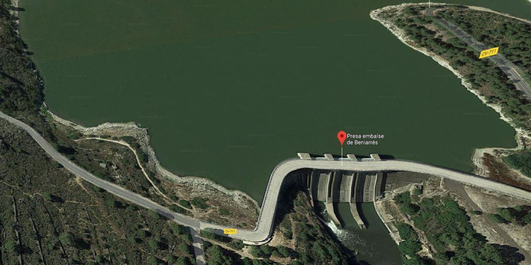 Imagen de la carretera CV-711, que pasa por la presa del embalse de Beniarrés, en la que la Diputación reparará el firme y adecuará el drenaje.