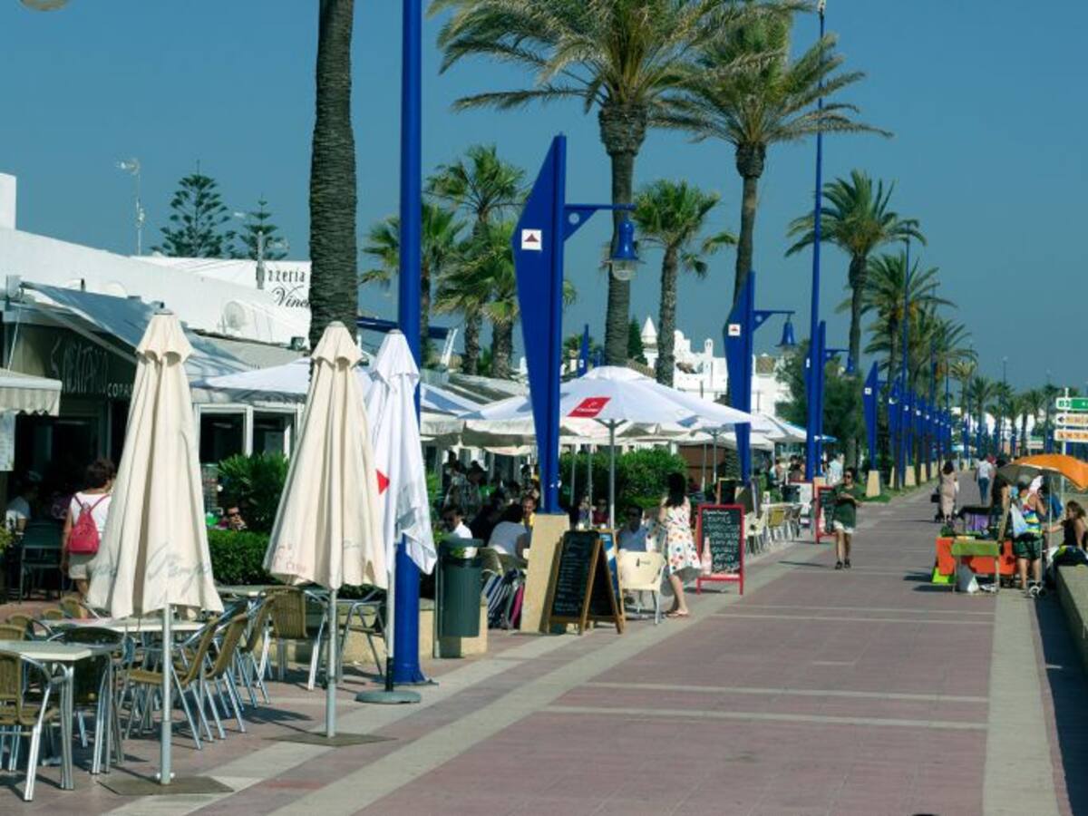 Los comercios de La Barrosa, Los Gallos y Costa Ballena podrán abrir más horas en verano