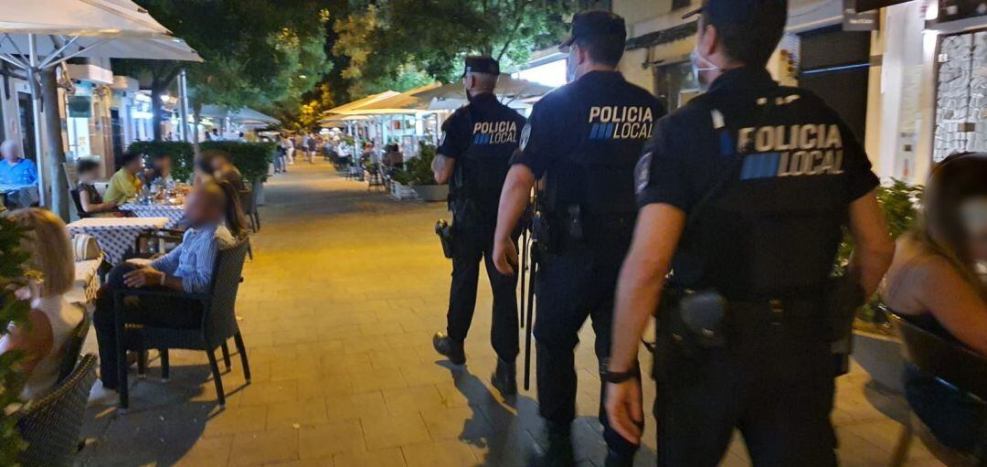 Agentes de la Policía Local de Palma en el dispositivo antibotellón.